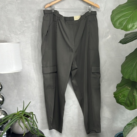 NWT Max Studio Women's Plus Size Soft Twill Ankle Cargo Pant - Picture 4 of 12